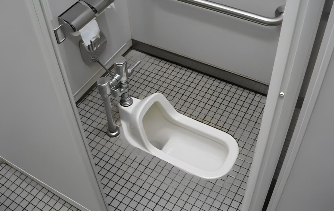 Bồn cầu xổm thường có thiết kế đơn giản, được lắp đặt âm dưới sàn nhà vệ sinh và có thể trang bị két nước hoặc không.