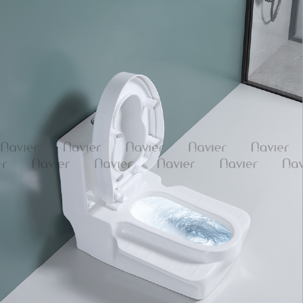 Bồn cầu xổm có nắp cao cấp Navier tại Thiết Bị Vệ Sinh Giá Kho được thiết kế ấn tượng và tiện nghi hơn so với các loại xí xổm truyền thống.