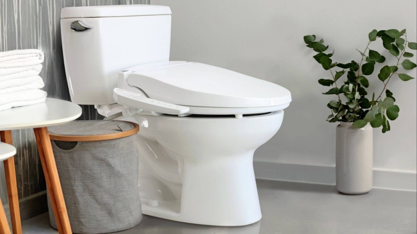 Ứng dụng công nghệ châu Âu và men Nano nung, bàn cầu Viglacera có bề mặt mịn, chống bám bẩn, kháng khuẩn hiệu quả và mang lại cảm giác thoải mái cho người dùng.