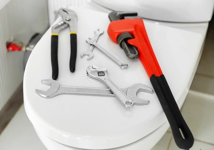 Cần chuẩn bị đầy đủ dụng cụ trước khi tiến hành tháo lắp nắp bồn cầu