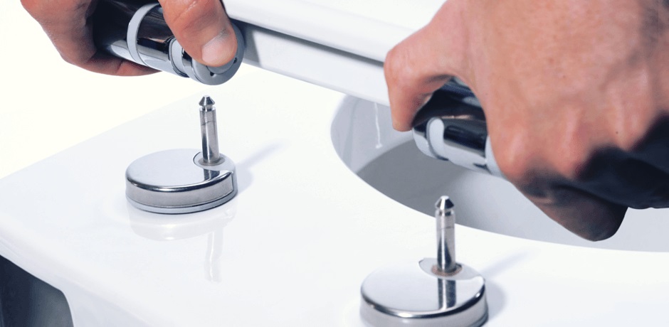 Cần lắp nắp bồn cầu mới sao cho khớp đúng vị trí và các mối nối một cách chắc chắn