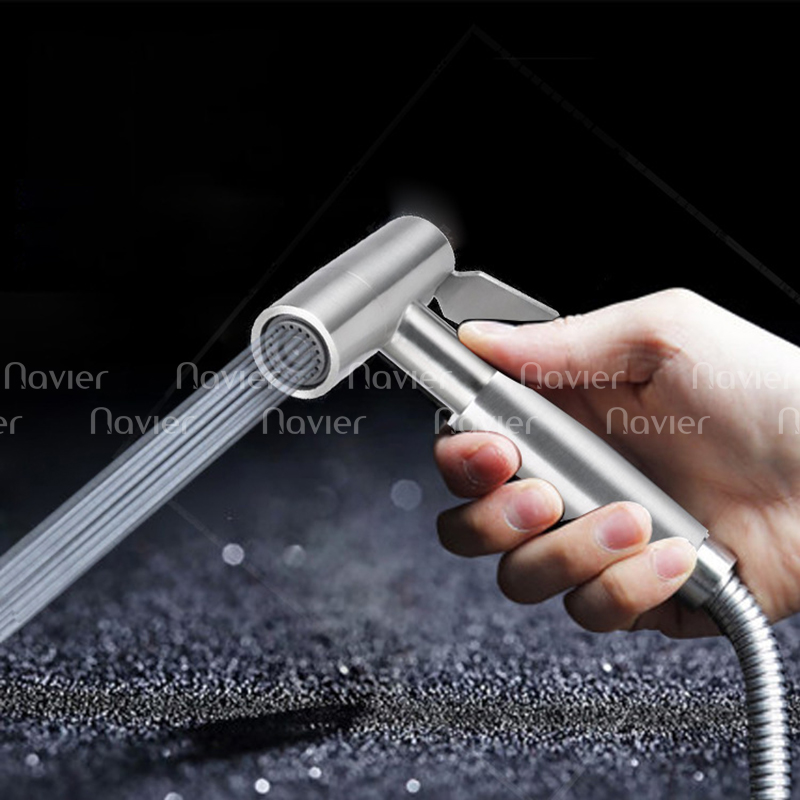 Vòi xịt vệ sinh Inox được là từ chất liệu Inox 304 có độ bền cao, không bị gỉ sét dù tiếp xúc với nước liên tục.