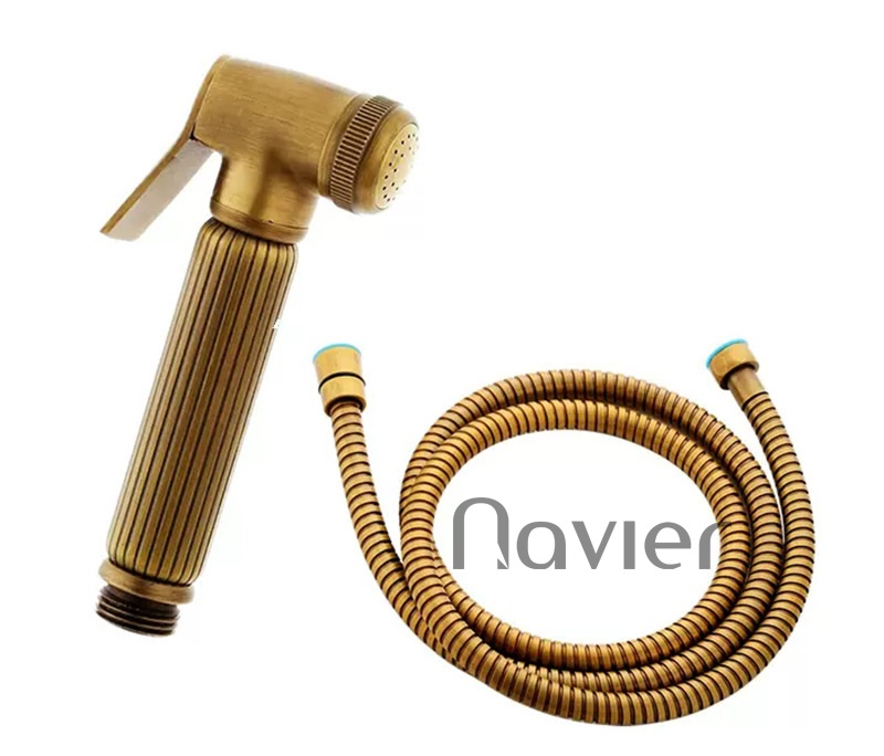 Vòi xịt Navier làm từ Inox 304 hoặc đồng thau mạ cao cấp, bền bỉ, chống gỉ, chịu lực tốt cùng thiết kế tiện lợi với dây dài linh hoạt, tăng áp mạnh, an toàn và tiết kiệm chi phí nhờ độ bền lâu dài.