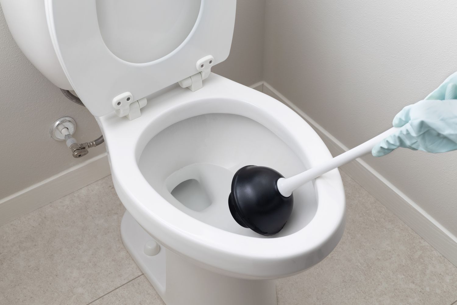 Cây thụt bồn cầu giúp tạo áp lực đẩy vật cản, xử lý tắc nghẽn nhẹ và khắc phục tình trạng trào ngược.