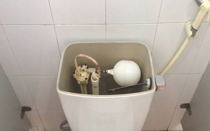 Bóng phao nước được chỉnh vượt quá mức cho phép có thể khiến lượng nước xả khó kiểm soát.