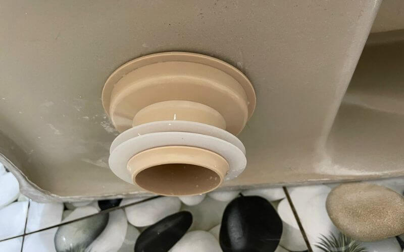 Gioăng cao su bị mòn không còn tính đàn hồi làm giảm độ khít gây chảy nước liên tục xuống bồn cầu.