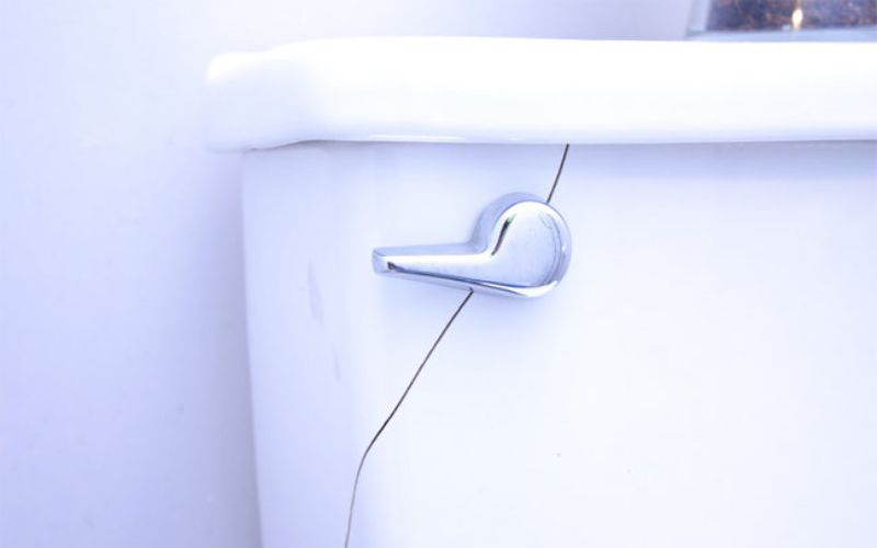 Bồn cầu bị rỉ nước có thể bắt nguồn từ việc két nước bị nứt, hở