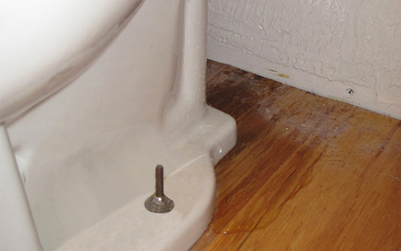 Khe hở tại vị trí tiếp xúc giữa bồn cầu và sàn nhà vệ sinh có thể gây rò rỉ nước thải