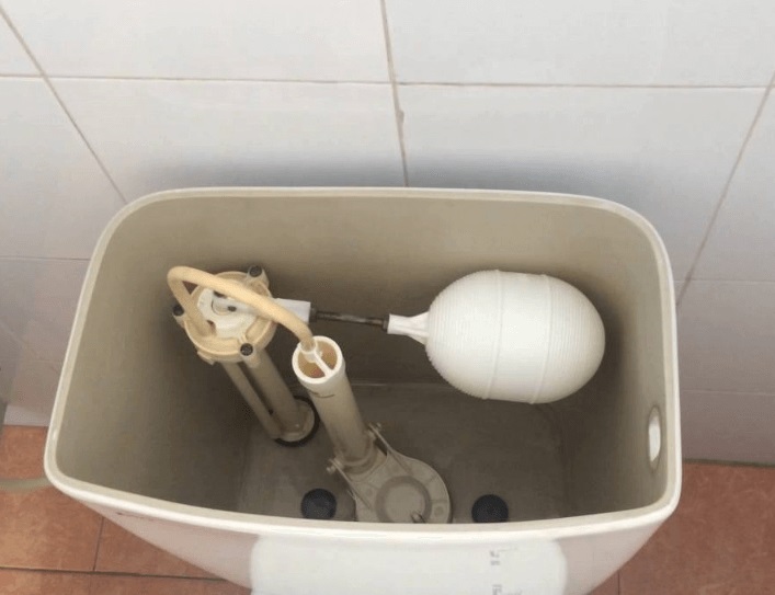 Chọn bồn cầu kém chất lượng cũng là nguyên nhân dẫn đến tình trạng thường xuyên bị hư hỏng gây ra tắc nghẽn hoặc xả nước không trôi.