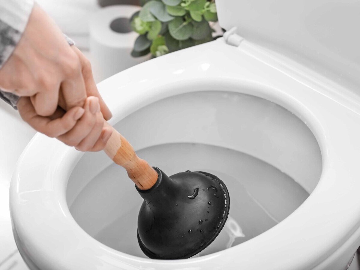 Cách thông tắc cho bồn cầu bằng pittong cao su