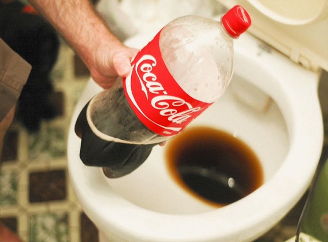 Dùng Coca Cola để khắc phục tình trạng bồn cầu dội không trôi