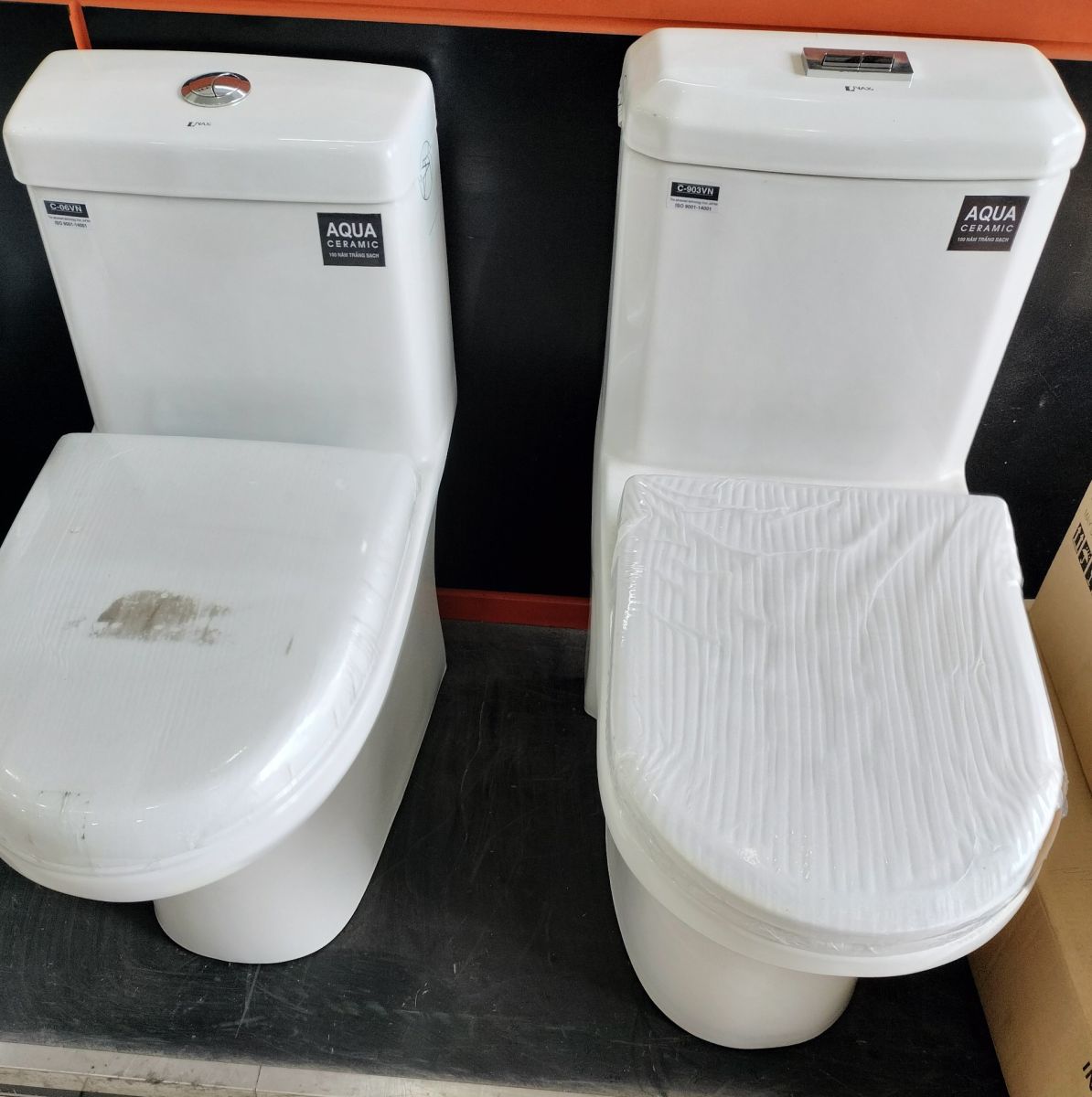 Hình ảnh về bồn cầu Aqua Ceramic kém chất lượng, trôi nổi trên thị trường