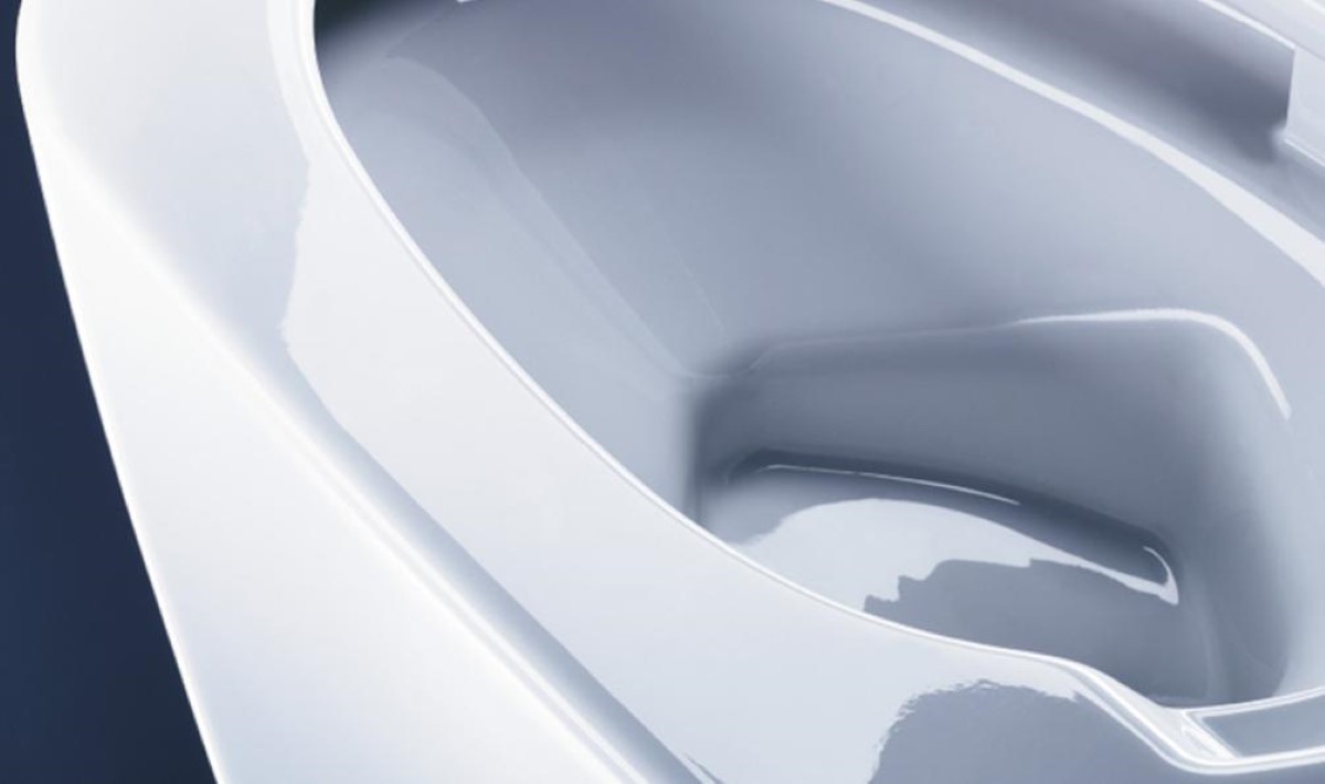 Bề mặt men sứ Aqua Ceramic hạn chế tối đa vết bẩn cứng đầu, vi khuẩn và cặn canxi bám dính, giúp giảm đáng kể thời gian và công sức vệ sinh. 