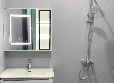 Lắp Đặt Cho Chị Thu Tại Quận 4 Bộ Tủ Chậu Lavabo Kèm Tủ Gương LED Và Bộ Sen Cây Tắm Cao Cấp